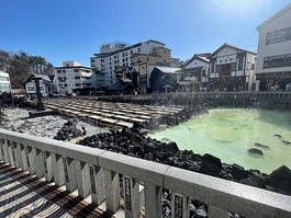 朝の湯畑